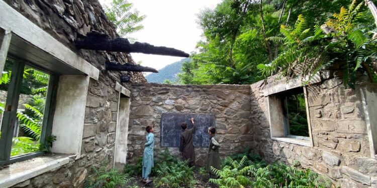 نورستان کې د ۸ ښوونځیو د ودانیو د بیارغونې چارې پیل شوې
