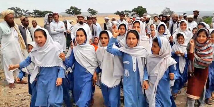 پاکستان کې د افغان ماشومانو یو شمېر ښوونځي وتړل شول