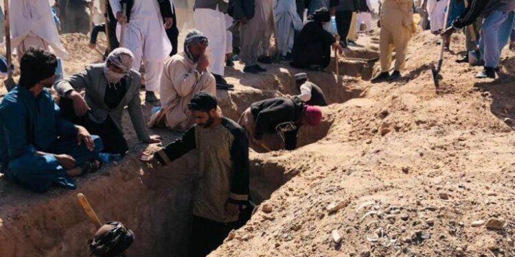 هرات کې د ۳۰۰ کسانو ډله ییزه جنازه وشوه