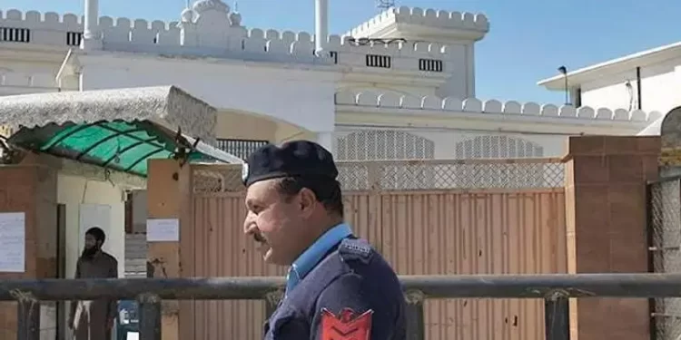 پاکستان کې افغان کډوال: د پولیسو له وېرې شپه او ورځ په وېره کې تېروو