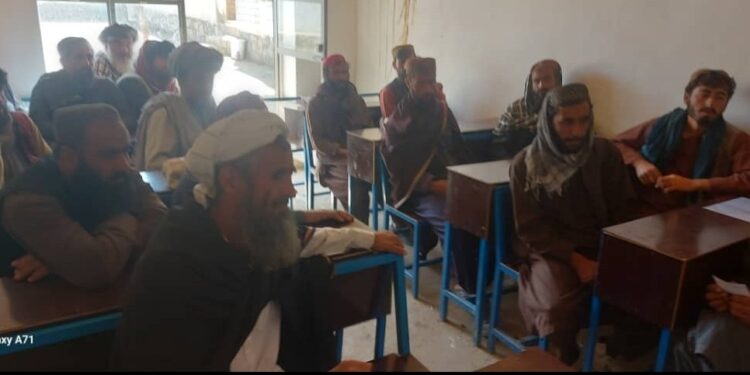 وردګو کې له ۴۳ سېلاب ځپلو کورنیو سره نغدي مرسته وشوه