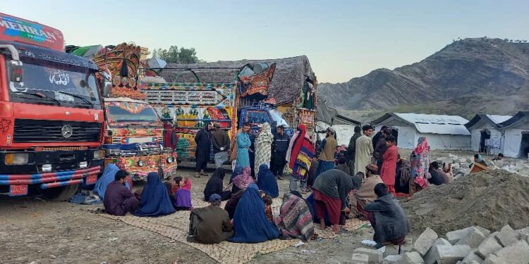 چارواکي: پاکستان دې د افغان کډوالو د ایستلو پر پرېکړې بیا فکر وکړي