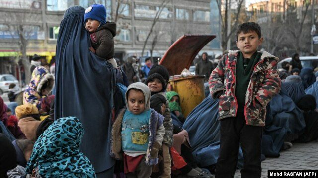 نړۍوال بانک: افغانستان کې له هرو دریو کورنیو دوه یې اقتصادي ستونزې لري
