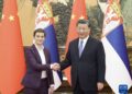 شي جين پینګ د سربيا له صدارعظمې انا برنابيک سره وکتل