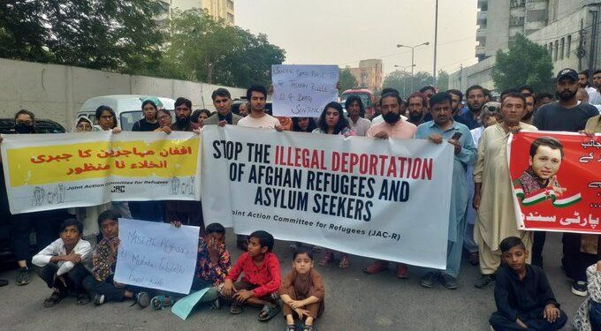 پاکستان کې د افغان کډوالو د نيولو او اېستلو پر ضد لاریون وشو