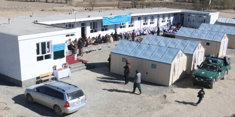 لوګر کې يو کس په شخصي لګښت يوه ښوونځي ته ودانۍ جوړه کړه