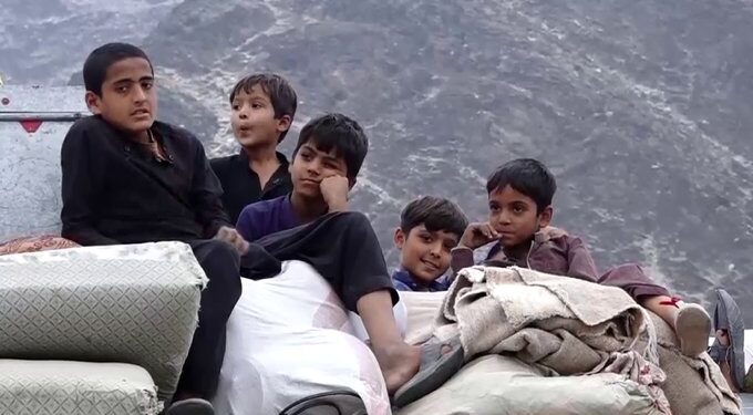 افغان سفارت: پاکستان کې د کډوالو ستونزو ته پاملرنه نه کېږي