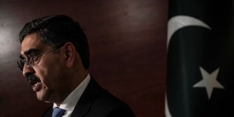 سرپرست حکومت کاکړ ته: خپل مسايل خپله حل کړئ