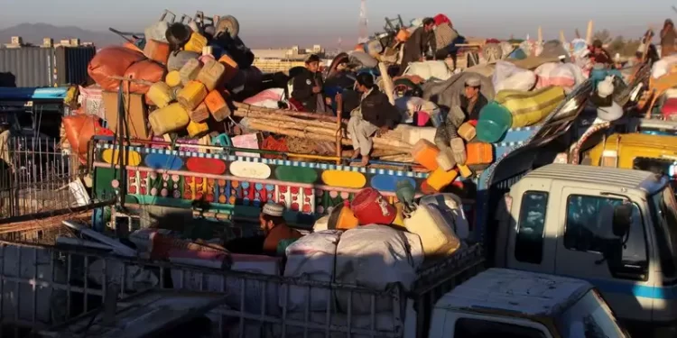 پرون له پاکستانه ۴۱۱ نورې کډوالې کورنۍ هېواد ته را ستنې شوې