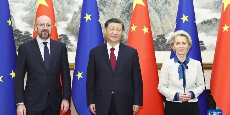 شي جين پينګ د اروپايي شورا رئيس چارليس ميشيل او د اروپايي کمېټې له رئيسې ورسولا ون دير لين سره وکتل
