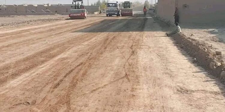 غور کې د ۱۰ کیلومتره سړک د جوړېدو چارې پیل شوې