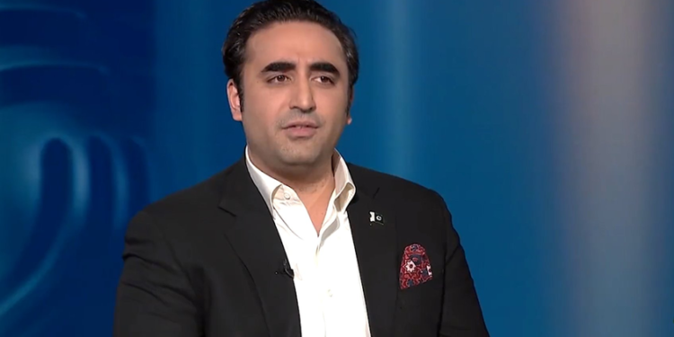 زرداري: د پاکستان لنډمهالی حکومت د افغان کډوالو د ایستلو واک نه لري