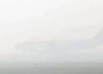 د لړو او لوګيو له امله پاکستان کې ۴۰ الوتنې لغوه شوي
