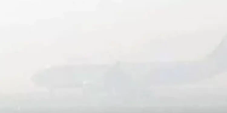 د لړو او لوګيو له امله پاکستان کې ۴۰ الوتنې لغوه شوي