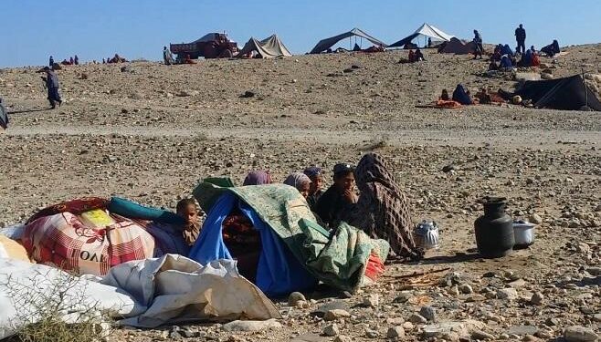 ننګرهار کې د تېرو جګړو له امله بې ځایه شوې کورنۍ د مرستو غوښتنه کوي