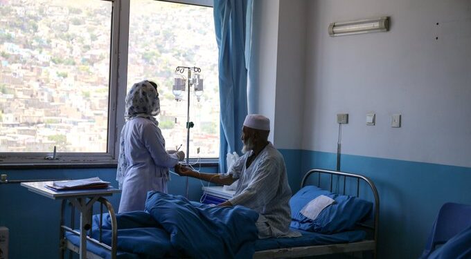 روغتیا وزارت: ۱۵۰ زره ښځې په روغتیا سکټور کې په دندو بوختې دي