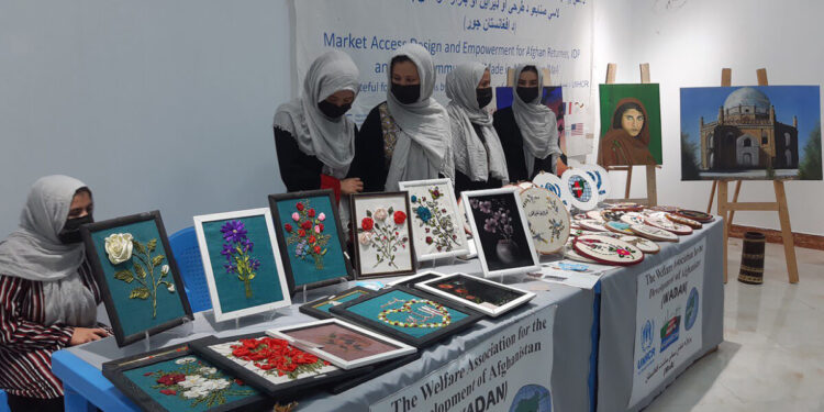 هرات کې نجونو او مېرمنو خپل لاسي صنایع نندارې ته وړاندې کړل
