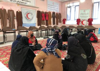 بلخ کې لسګونه مېرمنې له حرفوي زده‌کړو فارغې شوې