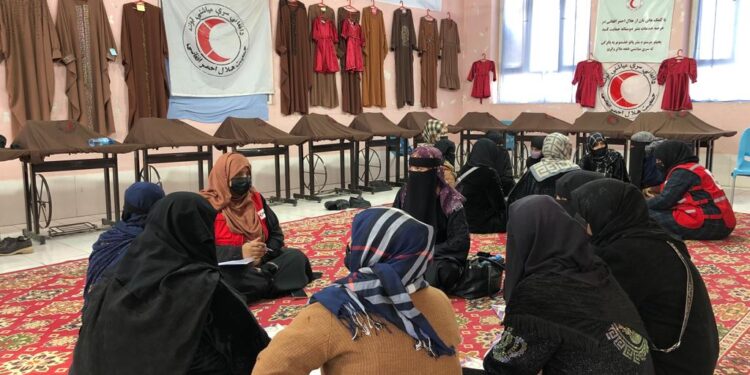 بلخ کې لسګونه مېرمنې له حرفوي زدهکړو فارغې شوې
