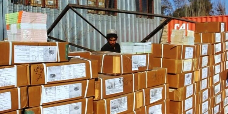 خوست ولایت کې ښوونځو ته د درسي کتابونو د وېش لړۍ پيل شوه