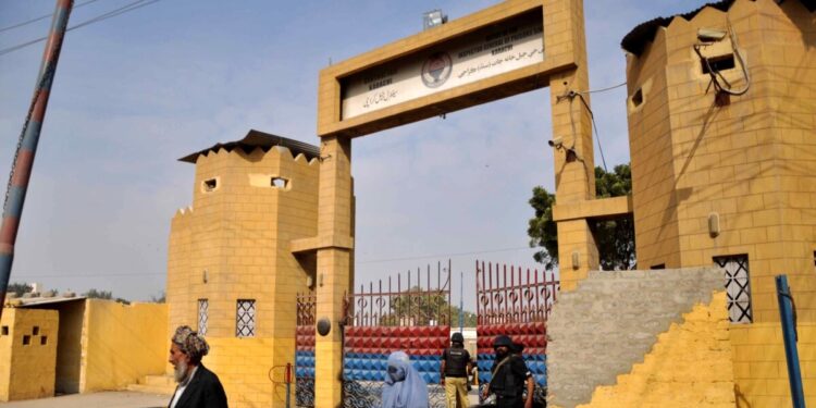 د پاکستان له زندانونو ۱۰ تنه افغان کډوال خوشې شول