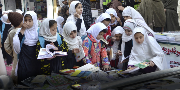 کندهار کې د کتابونو نندارتون؛ څه باندې ۱۰ زره کتابونه پلورل شوي
