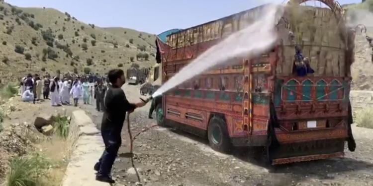 د خوست غلام خان بندر کې بار وړونکو موټرو ته تم ځای جوړ شو