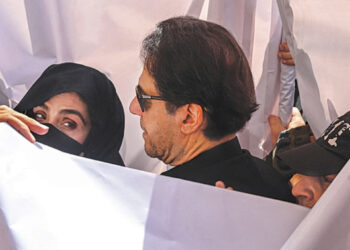عمران خان او مېرمن یې په ۱۴ کاله بند محکوم شول