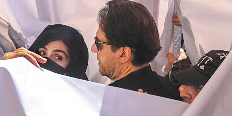 عمران خان او مېرمن یې په ۱۴ کاله بند محکوم شول