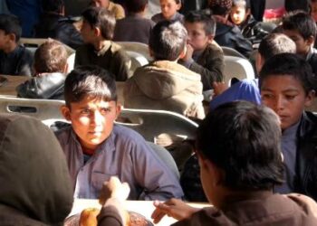 وردګو کې ۲۵۰ بې سرپرسته ماشومانو ته د زده‌کړو زمینه برابره شوې