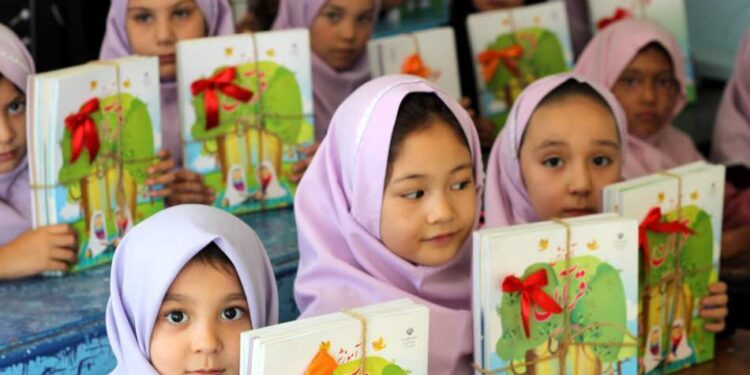 د ایران په ښوونځیو کې ۷۵۰ زره افغان زده‌کوونکي پر زده‌کړو بوخت دي