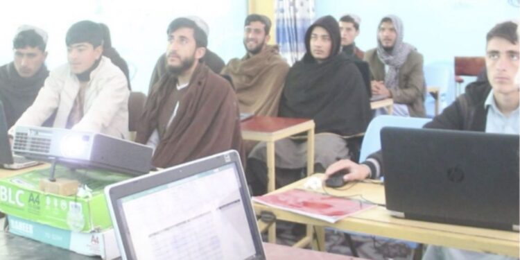 زابل کې ۴۰۰ ځوانانو ته د وړیا زده کړو زمینه برابره شوې