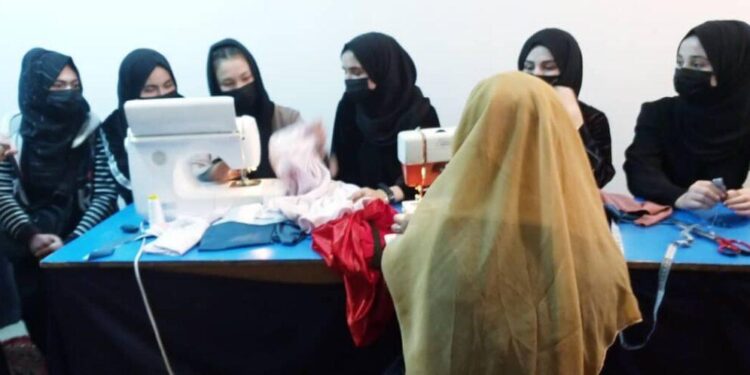 جوزجان کې یوې مېرمنې لسګونه ښځو ته د کار زمینه برابره کړې