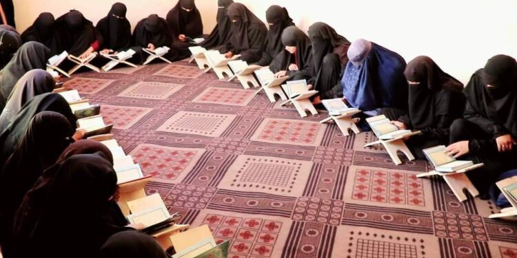 لوګر کې سلګونه نجونو ته د دیني زده کړو زمینه برابره شوې