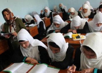 قومي مشران: د نجونو پر مخ دې د ښوونځیو دراوزې پرانیستل شي