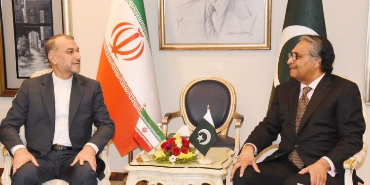 ایران او پاکستان د ګډو ننګونو د حل لپاره په ګډې تګلارې ټینګار وکړ