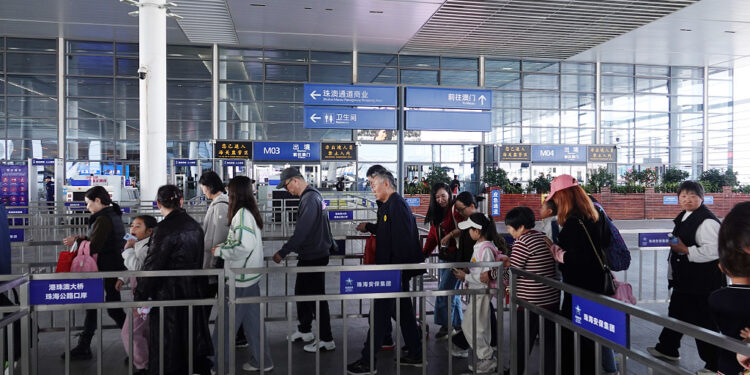 د سږني پسرلني اختر په موده کې ۱۳ ميليونو او ۵۱۷ زرو کسانو چين ته تګ راتګ کړی