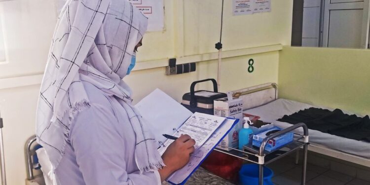 بېپولې ډاکټرانو ۷۰۰ زره افغانانو ته روغتیايي خدمات وړاندې کړي