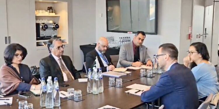جلیل عباس او نیکلسون د سیمې پر روانو حالاتو خبرې کړې