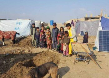 بلخ کې بېځایه شوې کورنۍ د مرستو غوښتنه کوي