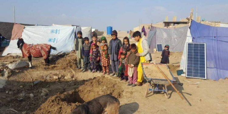 بلخ کې بېځایه شوې کورنۍ د مرستو غوښتنه کوي