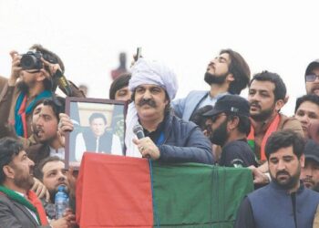د عمران خان ګوند پلويانو او پوليسو ترمنځ شخړې شوي