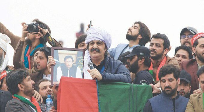 د عمران خان ګوند پلويانو او پوليسو ترمنځ شخړې شوي