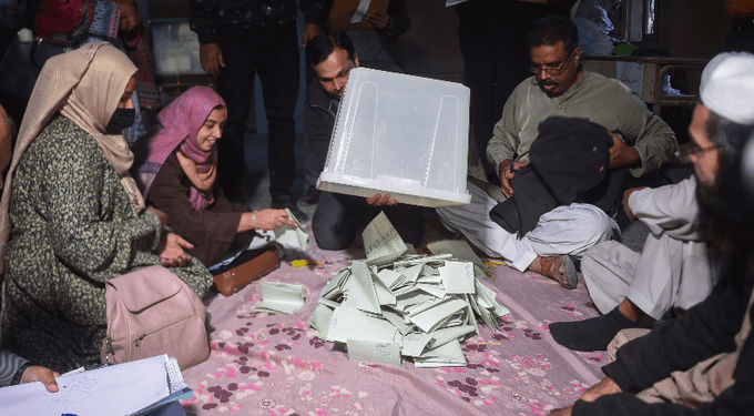 پاکستان کې د ټاکنیزو حوزو د پایلو روښانه کولو بهیر پیل شوی