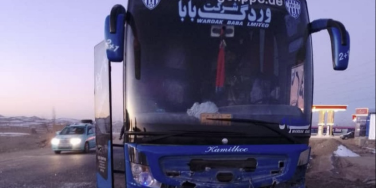 وردګو کې د ترافیکي پېښې له امله ۶ کسانو ته مرګ ژوبله اوښتې
