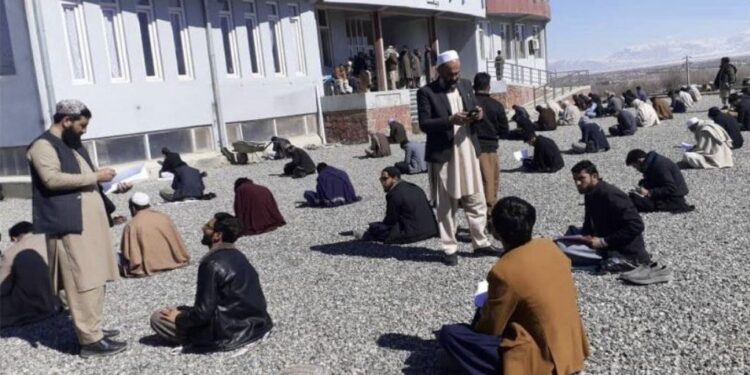 لوګر کې د خالي بستونو لپاره د نجونو په ګډون ازموینه اخیستل شوې