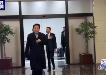 د چين استازي د اوکراين بحران د سياسي حل په پار د دويم پړاو ډيپلوماتيک سفرونه پيل کړي