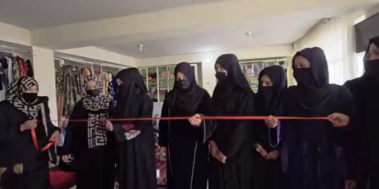 بدخشان کې یوې مېرمنې لسګونه نورو ښځو ته د کار زمینه برابره کړې