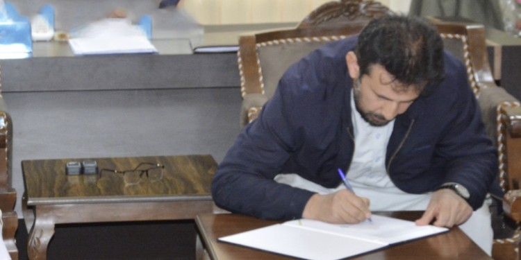 کډوالو وزارت له دوو موسسو سره د همکارۍ هوکړه لیکونه لاسلیک کړل