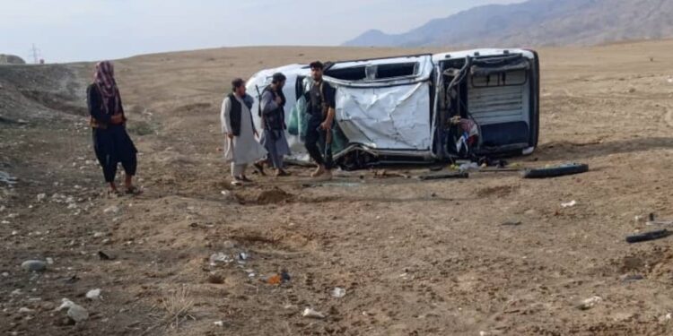 د سمنګان – بغلان پر لاره ترافیکي پېښه کې ۸ کسانو ته مرګ ژوبله اوښتې